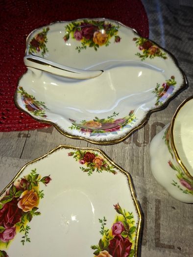 Old Country Rose Royal Albert Porcelain 13 Piece which includes Two Tier Cake Stand, Postage Available or collection