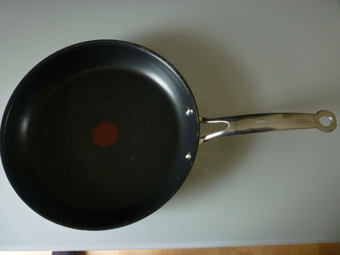 JAMIE OLIVER FRYING PAN BY TEFAL. Large Deep Frying or Omelette Pan.  Professional Series. WITH Jamie Oliver 4 piece steak cutlery set. Very Good Condition.