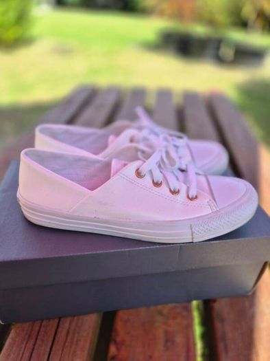Converse Leather All Stars - Size 5 UK , 39 EU