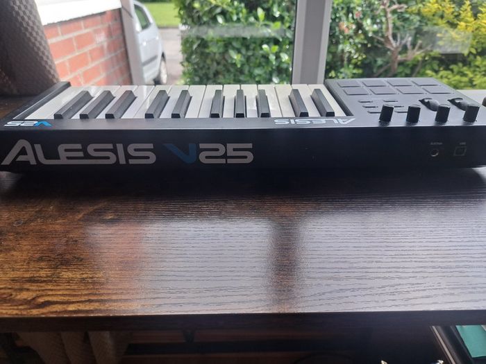 Alesis V5 Midi Keyboard