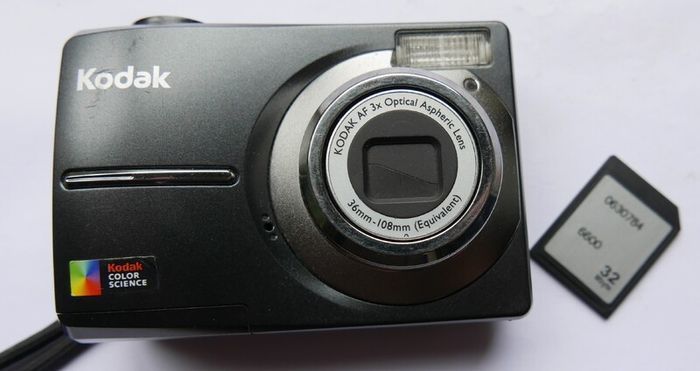 Kodak Easyshare C613 Compact Digital Camera +  SD CARD runs on AA batteries, WORKS WELL