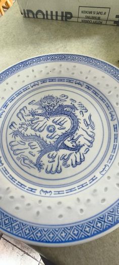 4 different ietms -1- Jingdezhen Porcelain 101/4 -inch Dragon Rice Grain Luncheon Plate - Vintage Blue and White Chinese Design is slieght chip at the edge 15.00 euro.2- Vintage Japanese octagonal porcelain bowl, commonly crafted in the traditional Arita 