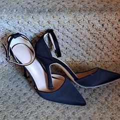 Closed Toe Black Heels...size 4