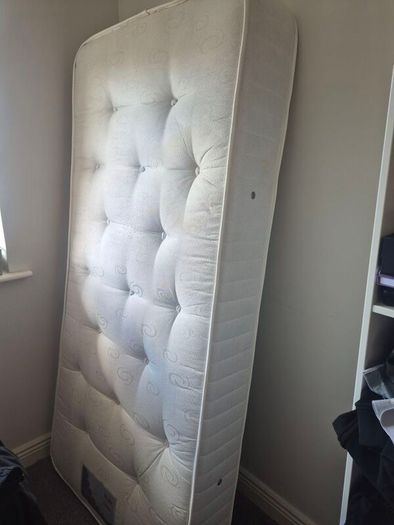 Single bed base and mattress