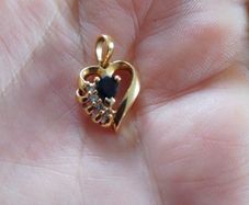 18 CT Gold pendant with Natural Sapphire and  diamonds