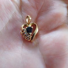 18 CT Gold pendant with Natural Sapphire and  diamonds