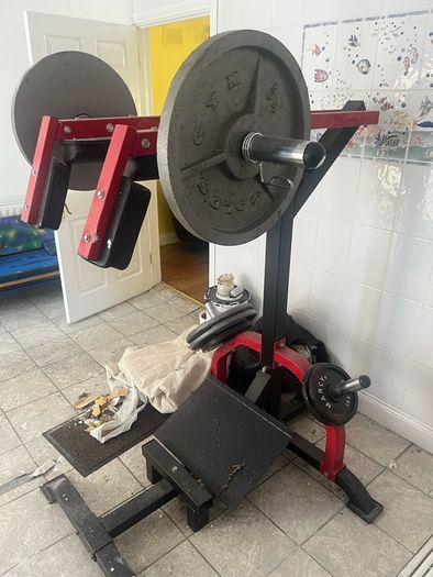 Leverage Squat Machine