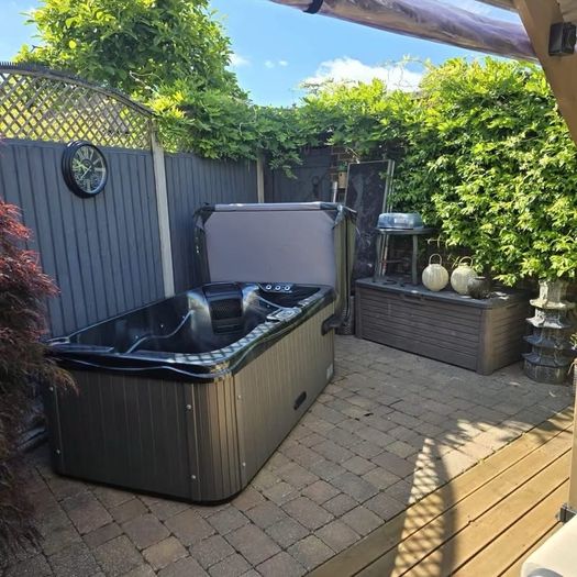 Brand New With Free Delivery on This 3 Person Hot Tub
