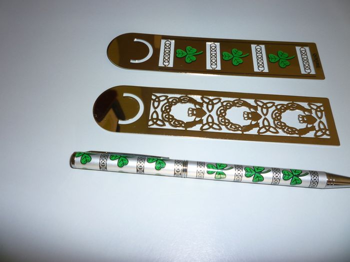 Book Mark x 2 & Pen Biro Set Celtic Claddagh Design New Immaculate.