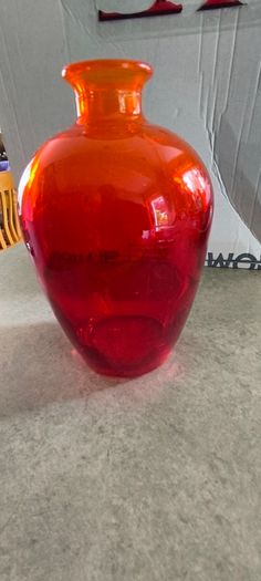 3 DIFFERENT ITMES- 1- Vintage Tangerine Orange Glass Vase. 28.00 euro. 2- Clear cut crystal or pressed glass with a spiral/ribbed optical design.15.00 euro. 3- Small bowl murano style as trinckelt dish or decoertive piece 25.00 euro.