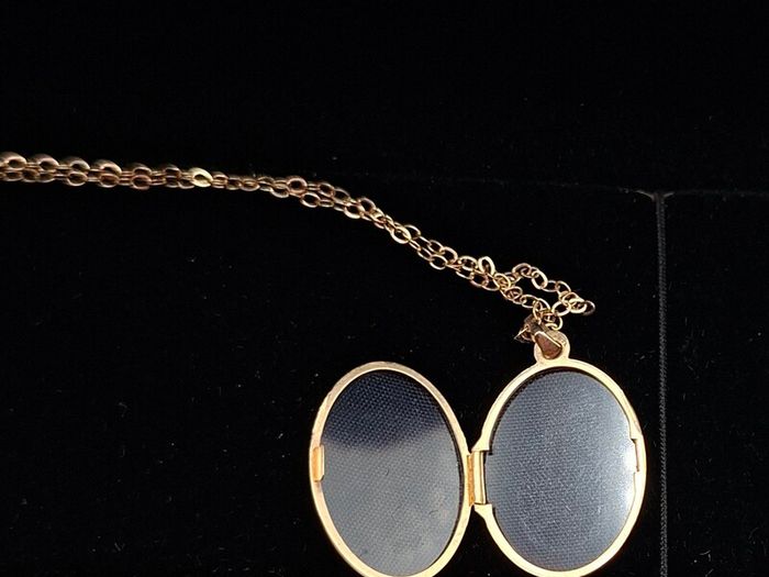 Vintage 9ct yellow gold locket necklace