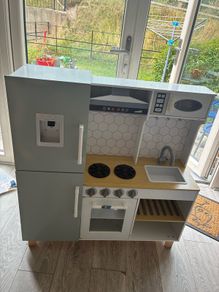 play kitchen and accessories