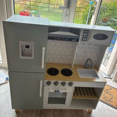 play kitchen and accessories