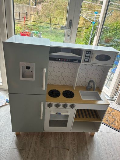 play kitchen and accessories