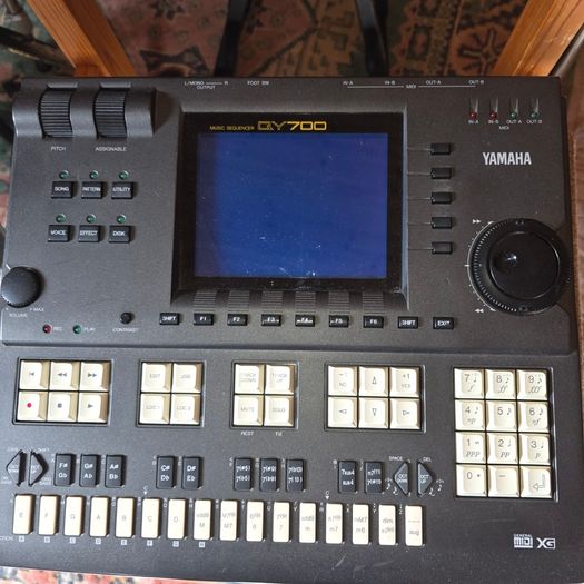 Yamaha QY700