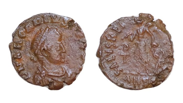 r Arcadius, 383-408 AD. AE 11mm 1g Victory Manus Dei Christogram