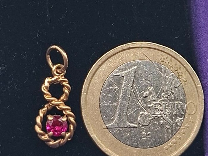 Vintage 9ct  gold ruby pendant