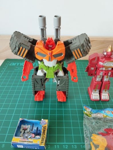 Lot of Mixed Vintage-Style Robots & Transformers