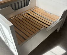 toddler adjusting bed