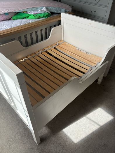 toddler adjusting bed