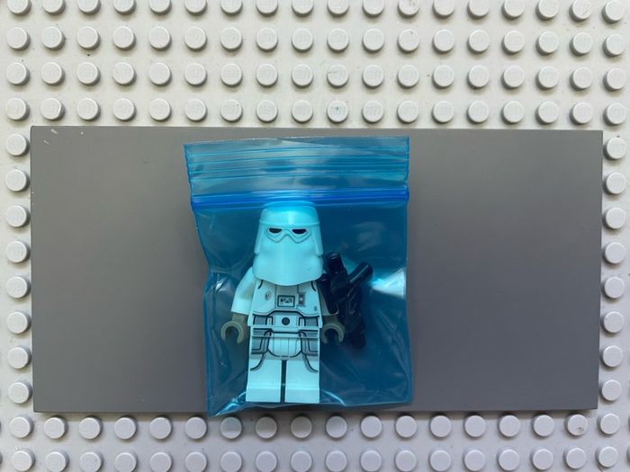 lego Star Wars sw1178 Snowtrooper minifigure- Female, Printed Legs, Dark Tan Hands, Light Nougat Head, Angry Smile