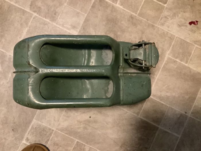 Oil container