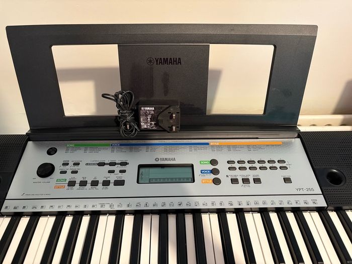Like-New Yamaha YPT-255 61-Key Keyboard & Stand