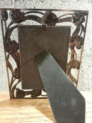 metal frame and glass  bowl