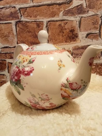 Victoria and Albert Museum Teapot and sugar bowl