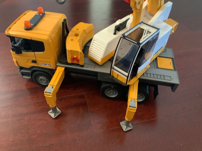 Bruder Liebherr Mobile Crane Truck