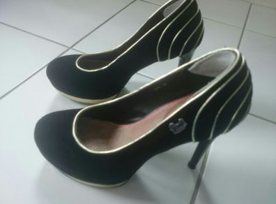 Feud London black suede heels size 5