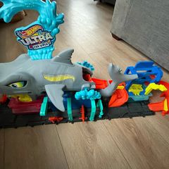 Hot Wheels City Ultra Shark Car Wash Set