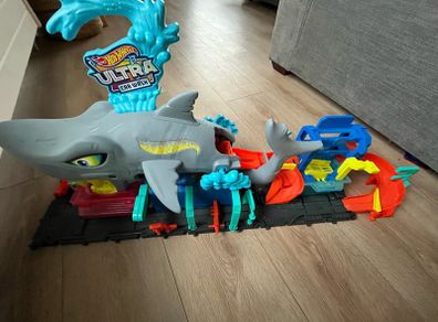 Hot Wheels City Ultra Shark Car Wash Set