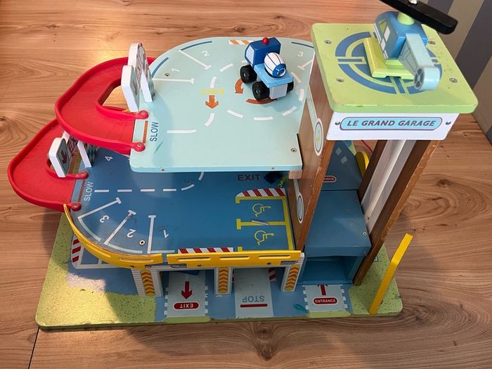 Le Grand Garage wooden toy