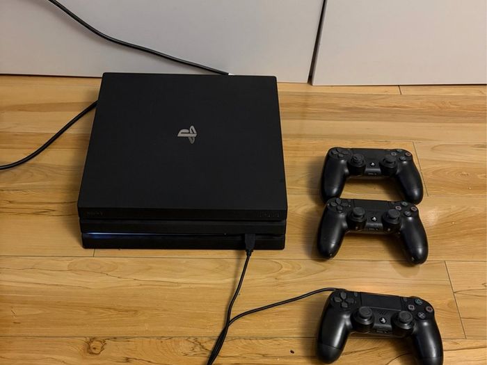 Sony PlayStation 4 (PS4) 500GB 3 Original Controllers