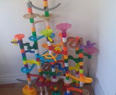 200 Piece Marble Run With Marbles .very Little Played With  .20 Euro