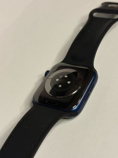 Apple watch series 6, fully working, 3 straps encluded, 2 chargers.