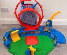 Hot wheels monster trucks t-Rex arena playset
