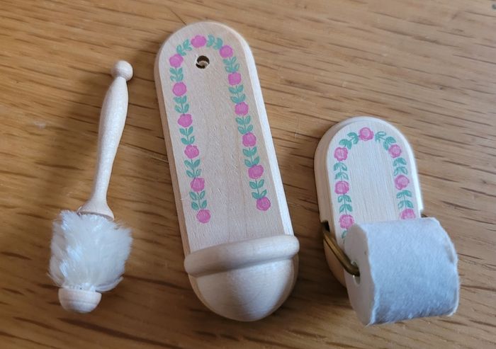 Dolls house bathroom / bedroom accessories