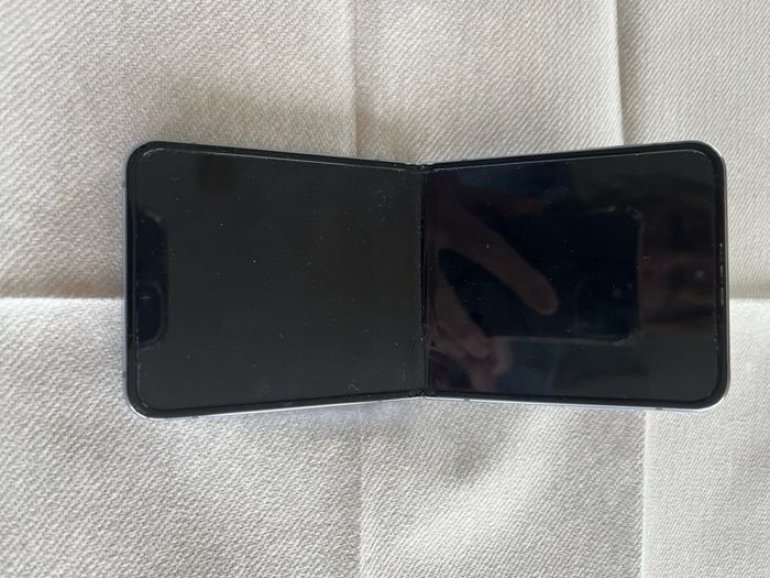 Samsung galaxy flip 4