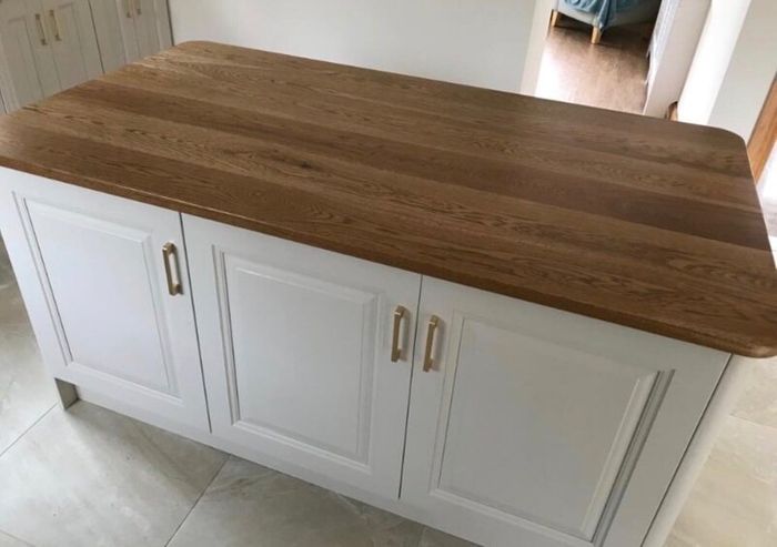 Kitchen & Island with 3nr Leather Stools & Pendant