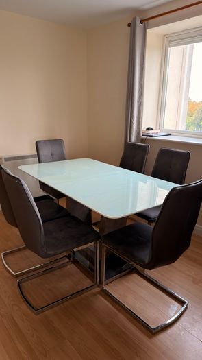 Extending Dinning Table with 6 Chairs