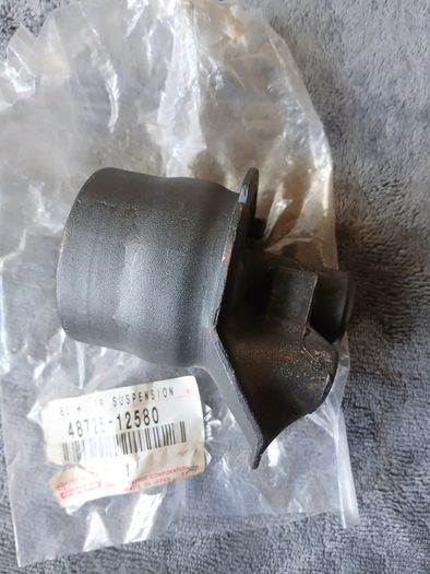 Genuine Toyota Corolla E12,verso Part 48725-12580 (bush, Rear Axle Carrier, Rh)