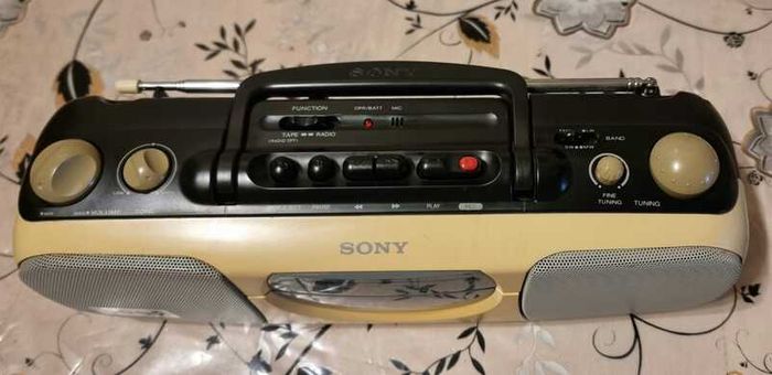 From 1992 Sony CFS-E10L, works perfect. See pictures.