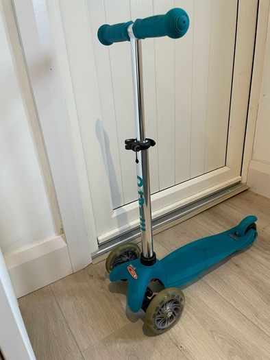 Mini Micro Deluxe Scooter