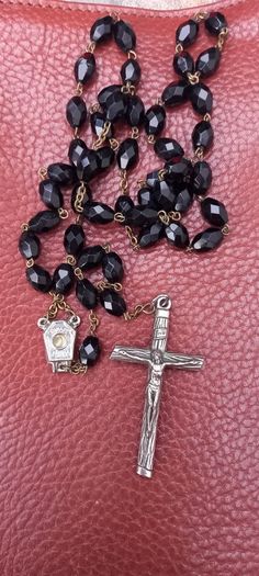 Vintage jewelry is sold individually for 5 to 10 euros