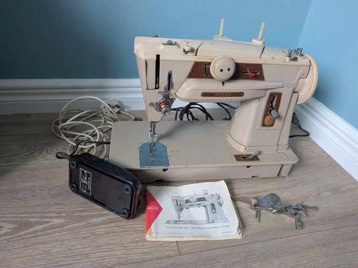 SINGER 401G Vintage Sewing Machine