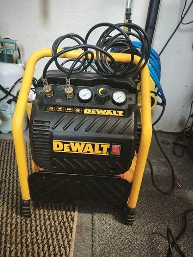 Dewalt DPC10QTC Mid Pressure Super Quiet Oil Free Compressor -230v + 2 Pneumatic Gun