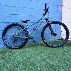 Specialized1 / 4Rockhopper Shimano 105 grips are a bit worn out other than that perfect condition barley used  great for a first mountain bike