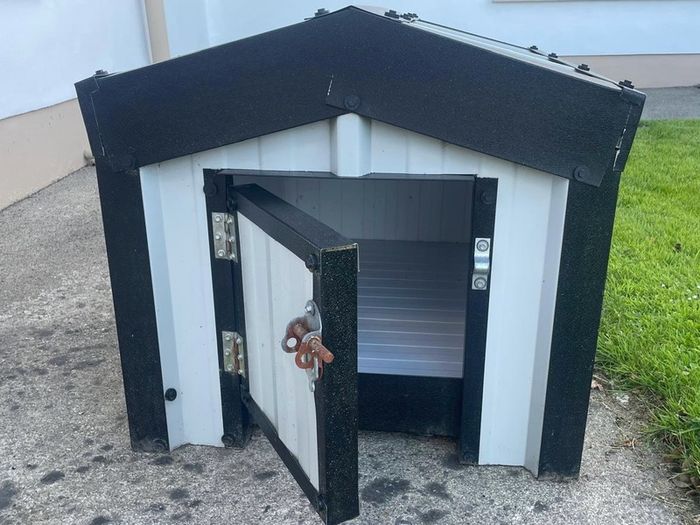 dog kennel